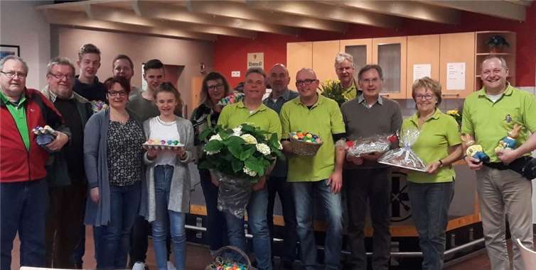 „Lasst Blumen sprechen“ hieß es frühlingsgerecht auch diesmal bei der Wahl desSonderpreises, den sich der 1. Brudermeister Thomas Over (Mitte) höchstpersönlich schoss.privat