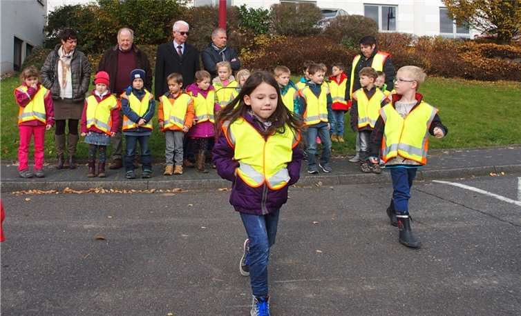 „Lasst euch nicht von anderen Kindern beeinflussen. Jeder schaut für sich alleine und entscheidet selbst, ob die Straße frei ist.“ An diese Anweisung von Polizistin Nadine Engebrecht halten sich die Kinder.