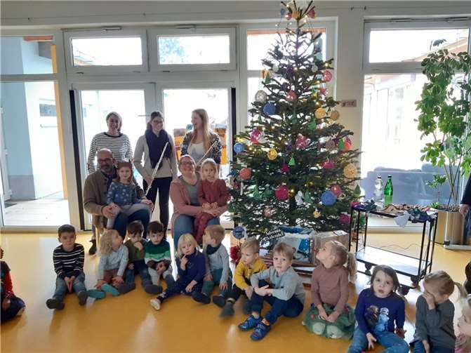 „Lasst uns froh und munter sein“, „Alles Jahre wieder“ und viele anderen traditionellen Lieder versetzten Groß und Klein in weihnachtliche Stimmung und sorgten für glänzende Kinderaugen. Quelle: VG Weißenthurm