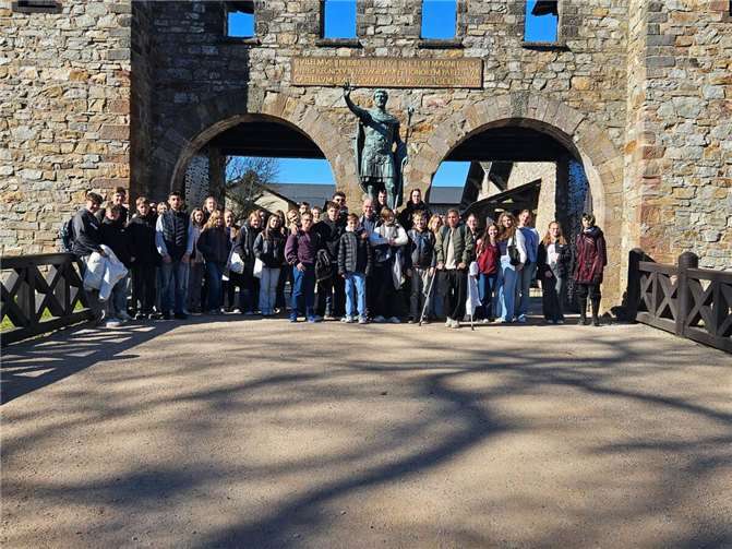 Lateinschüler der Klassenstufe 8 und 9 sowie die begleitenden Lehrer Benedikt Schmitz (links der Statue) und Jörg Eckert (mittlere Reihe vor der Statue).  Foto: Leon Sieroux