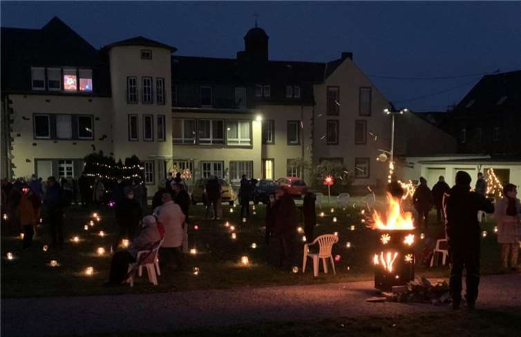 Laternen, Lampions und Kerzen leuchteten.Fotos: privat