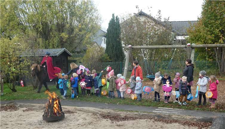 Laternen, Martinsfeuer und St. Martin höchstpersönlich - die Kinder der Kita Sonnenblume hatten ein buntes Programm. Foto: privat