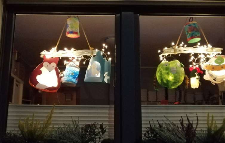 Laternen hingen in den Fenstern.