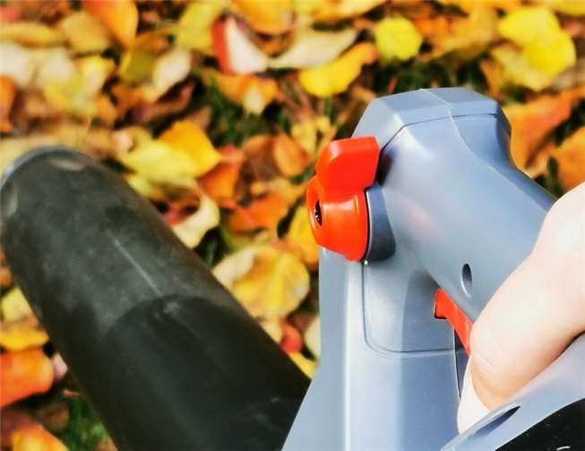 Laubbläser sind für viele Menschen praktisch, doch sie erzeugen auch Lärm. Foto: © SGD Nord