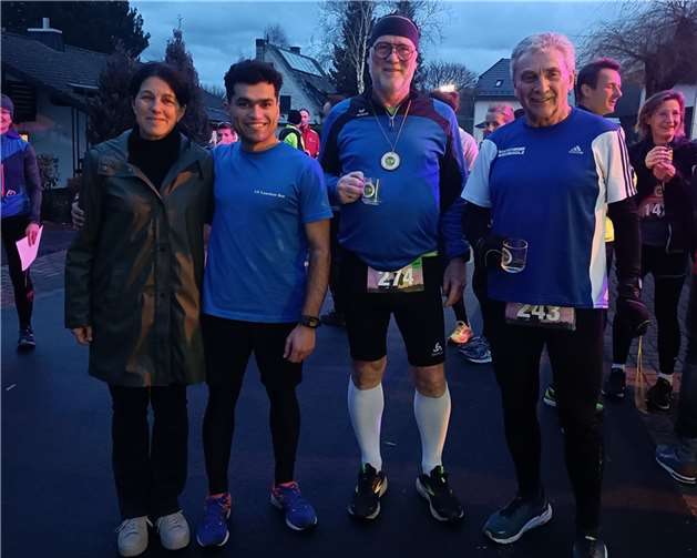 LaufZwischenDenJahren mit (v.l.) Sabine Schneider (Orgateam) den LG’lern Raheb Rahimi, Roland Wesche und Klaus Jahnz.