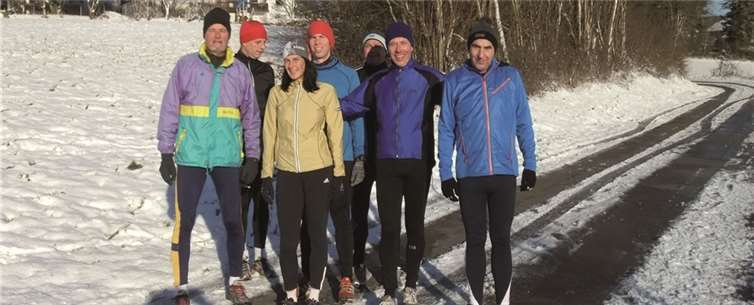 „Laufen durch Schnee im Puderbacher Land, das macht Laune“, so Lauftreffchef Karl-Werner Kunz (Mitte), der seit 30 Jahren den Lauftreff Puderbach zusammenhält! privat
