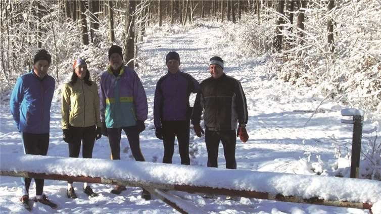 „Laufen durch unberührten Schnee im Puderbacher Land, das macht Laune“, so Lauftreffchef Karl-Werner Kunz (Mitte), der seit 30 Jahren den Lauftreff Puderbach zusammenhält. privat