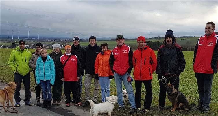 Laufgemeinschaft wandert zusammen über die Eifelhöhe bis nach Eulgem.privat