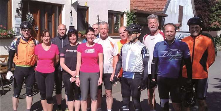 Lauftreffchef Karl-Werner Kunz (Dritter von rechts) konnte seine Athleten bereits zum neunten Mal zum Training am Edersee begrüßen.privat
