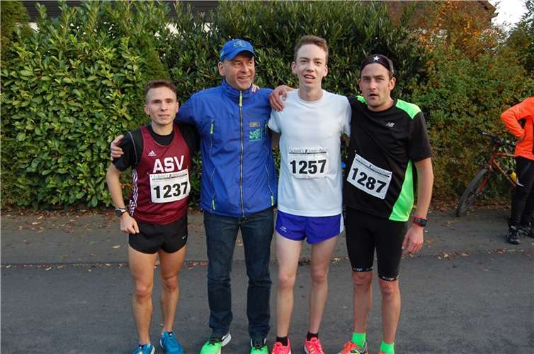 Lauftreffleiter Georg Jacoby mit den drei Erstplatzierten des „10 Meilen-Laufs: (v.l.) Dominik Fabianowski, Jonas Götte und Uli Trautmann . Foto: privat
