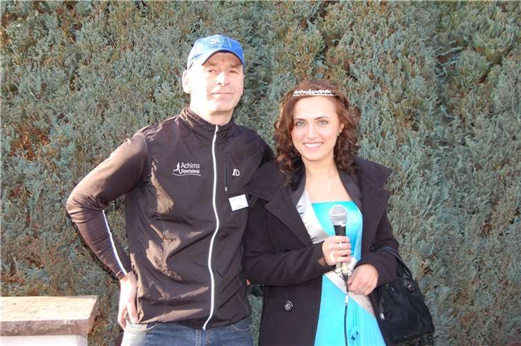 Lauftreffleiter Georg Jacoby mit der Meckenheimer Blütenkönigin, Ilona Lubaschewski. Foto: privat