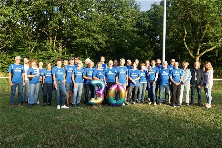 Lauftreffler und Helfer feiern beim Sommer- und Helferfest „30 Jahre Lauftreff“. Foto: Bernhard Schmitz
