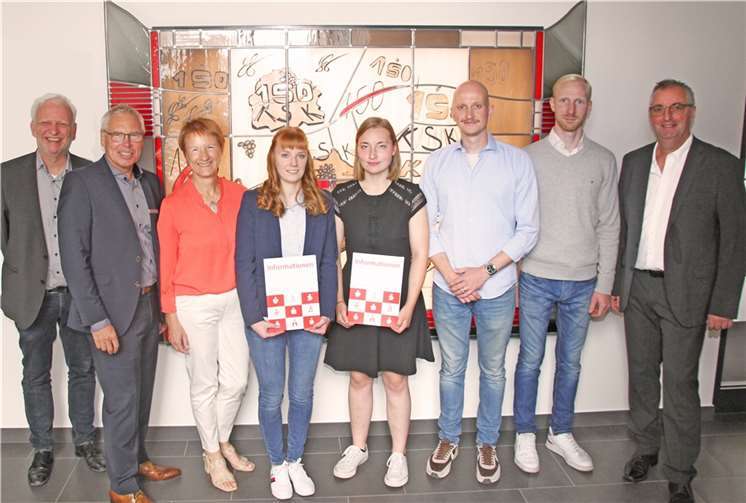 Laura Bertram (4. v. l.) und Lea Syberg (5. v. l.) freuten sich gemeinsam mit OStD Gundi Kontakis (3. v. l.), Dr. Klaus Müller (l.) und den betreuenden Lehrkräften und Ausbildungsbetrieben über die Förderpreise der Jugendstiftung der Kreissparkasse Ahrweiler aus den Händen von Achim Gemein (2. v. l.).  Foto: KSK-Marco Seydel