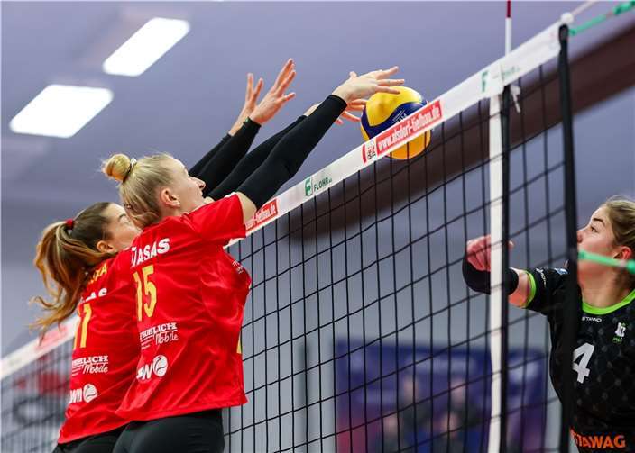 Laura Broekstra und Anni Hartig blocken einen Aachener Angriffsversuch. Fotos: Tobias Jenatschek