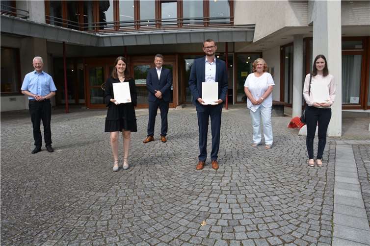 Laura Denninghoff, Dietrich Gilgenberg und Chantal Seis wurden zu Beamten auf Lebenszeit ernannt. Foto: Rhein-Lahn-Kreis