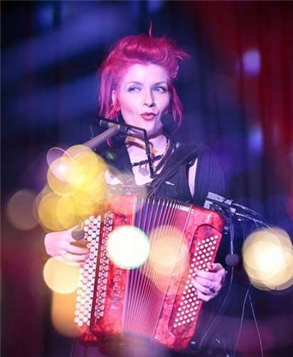 Laura Dilettante: Freche Lieder im Stil der 20er. privat