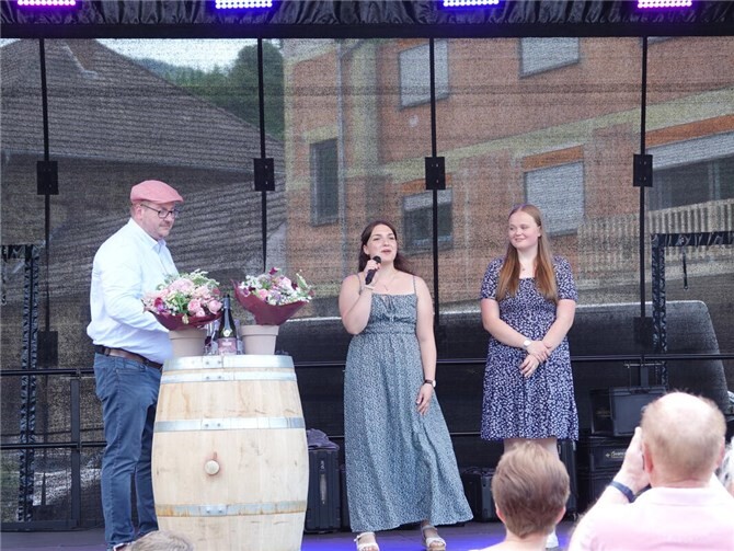 Laura Epstein (Mitte) wird neue Mayschoßer Weinkönigin, Eva Kirsch wird als Weinprinzessin amtieren. Rechts Mirco Burkardt (stellv. Vorsitzender WG Mayschoß-Altenahr). Foto: DU