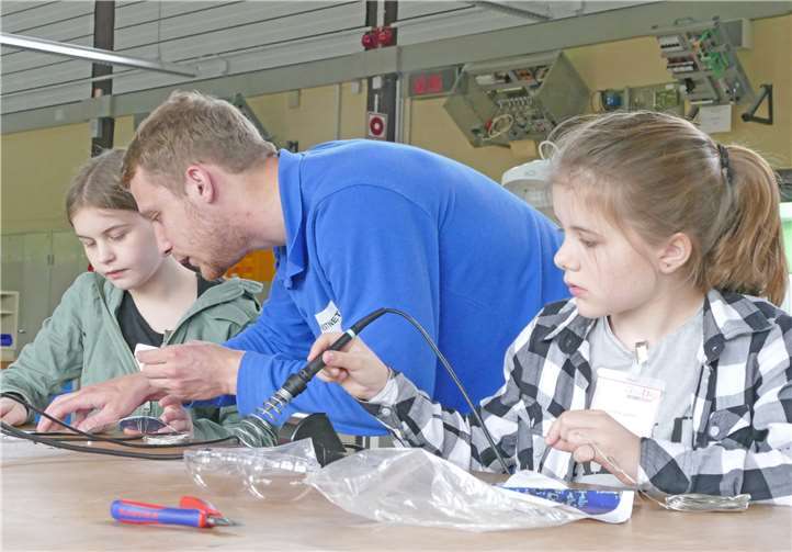 Laura Genn (r.) und Eva-Maria Hürter vom Peter-Joerres-Gymnasium in Bad Neuenahr-Ahrweiler löten eine Solarkugel, die die Funktion einer Solarlampe simuliert. Westnetz