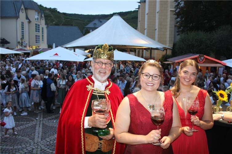 Laura Graf (Mitte) ist die neue strahlende Burgundia. Foto: DU