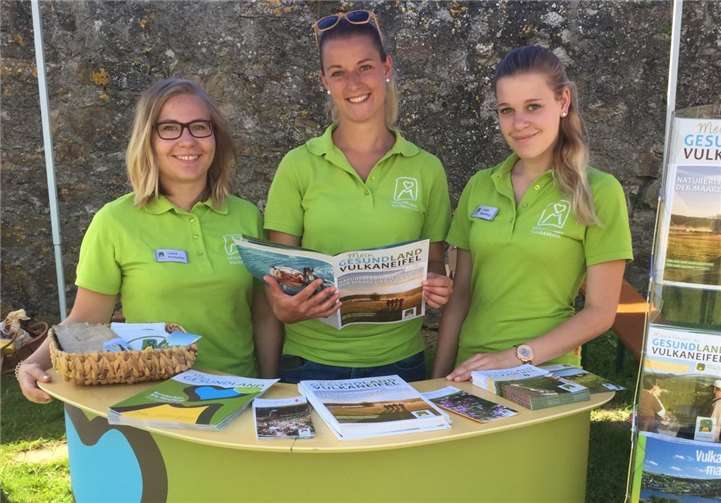 Laura Harbecke, Sarah Schmitz und Linda Bamberg präsentieren an ihrem Infostand im Auftrag der Verbandsgemeinde das „Gesundland Vulkaneifel“.