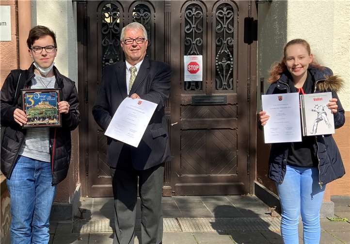 Laura Horsch und Marvin Müller setzten sich hier mit einem dystopischen Text kreativ mit der Frage auseinander, wie sich künstliche Intelligenz weiterentwickeln wird und welche Arbeitsabläufe und Aktivitäten im Alltag immer stärker automatisiert werden.