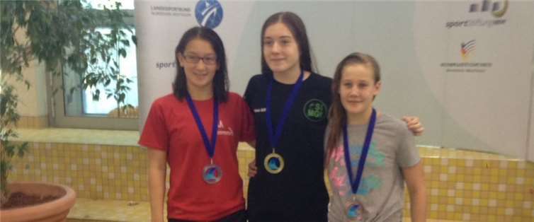 Laura Hosgen (rechts) bekam die Bronze Medaille über 200 Meter Schmetterling mit ihrer persönlichen Bestzeit. Privat