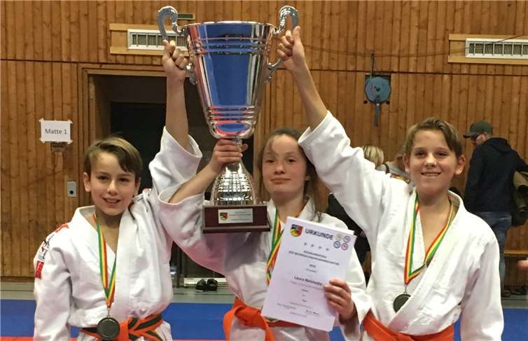 Laura, Jamy und Cyrano vom JC Maifeld beenden eine bereits erfolgreiche Wettkampfsaison mit dem Gewinn des begehrten U12-Rheinland-Pokals der Kadermannschaften. Privat