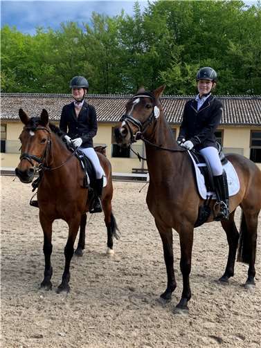 Laura Köhler und Lara Schröder waren wieder erfolgreich als Schleifensammler unterwegs.  Foto: privat