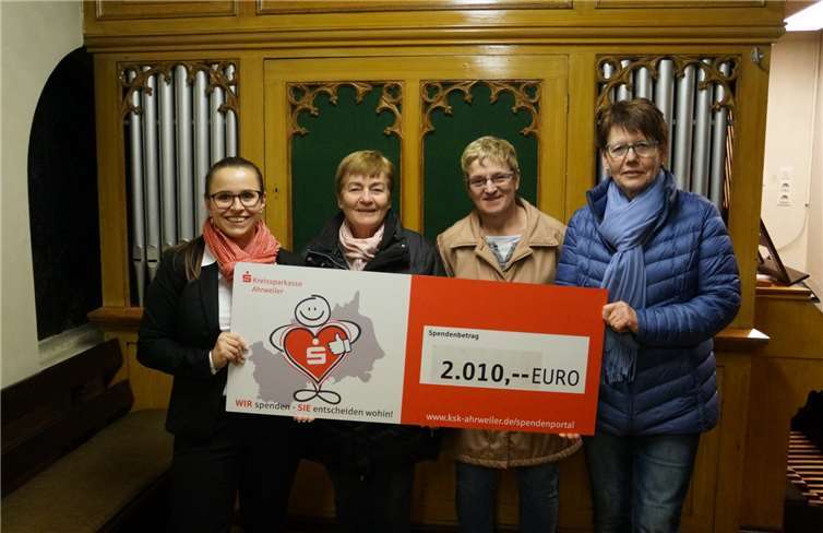 Laura Ott (KSK Ahrweiler, links) überreichte den Spendenscheck an (v.re.n.li.) Petra Haras (Pfarrverwaltungsrat St. Stephanus Gönnersdorf), Rita Heuser (Pfarrgemeinderat St. Stephanus Gönnersdorf) und Marlene Philippi (Pfarrgemeinderat St. Stephanus Gönnersdorf). Foto: privat