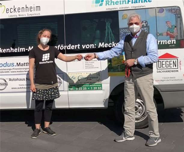 Laura Pfäfflin nimmt die Eis-Gutscheine von Peter Zachow, dem Initiator des Peter Pan Fonds, entgegen.Quelle: Stadt Meckenheim