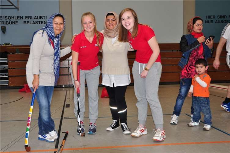 Laura Scherer (re.) und Alina Rinke (2. v. li.) bereiteten den Flüchtlingen eine willkommene Abwechslung beim gemeinsamen Sporterlebnistag.