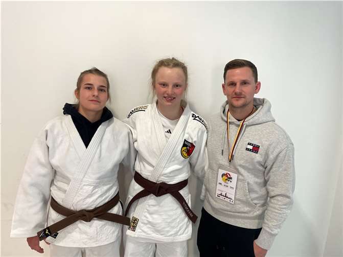 Laura Schieder und Johanna Wesemann mit Trainer Benjamin Franke. Quelle: SV Urmitz