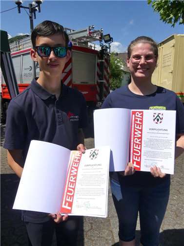 Laura Schmitz und Patrick Lenartz wurden von Bürgermeister Wolfgang Lambertz neu ins Feuerwehrehrenamt verpflichtet.