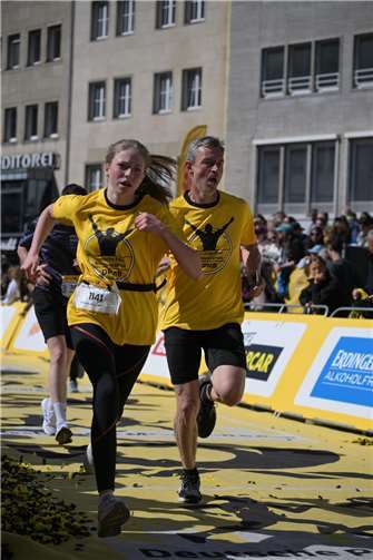 Laura Stodden und Sportlehrer Stephan König beim gemeinsamen Zieleinlauf.  Foto: privat