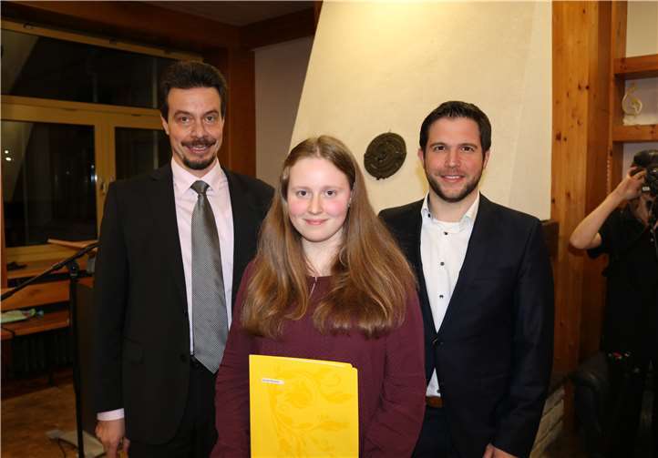 Laura Stumm vom Peter-Joerres-Gymnasium erhielt einen Preis der Peter-Altmeier-Stiftung. Andreas Biebricher, Laura Stumm, Thomas Roos (v.l.).  Privat