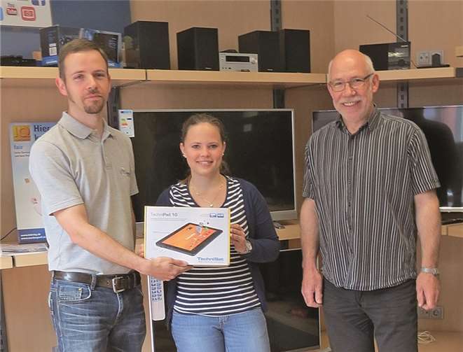 Laura Witthaus (Mitte) schätzte die Kabellänge sehr genau und durfte sich bei Radio Hoffmann ihren Gewinn, das TechniPad, abholen. privat