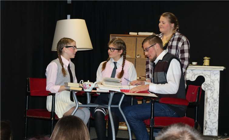 Laura kann nicht verstehen, dass Theo und die Zwillingelieber Bücher wälzen, als den Sonnenschein zu genießen. Fotos: UP