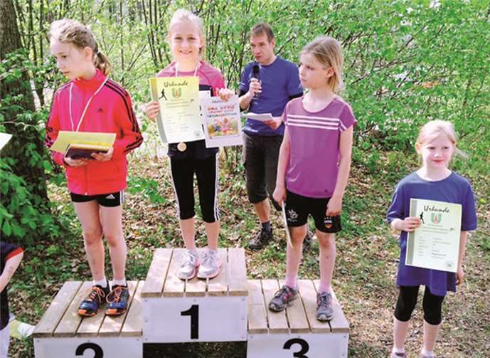 Laura präsentiert stolz ihre Urkunde nach dem Lauf in Neuhäusel. privat