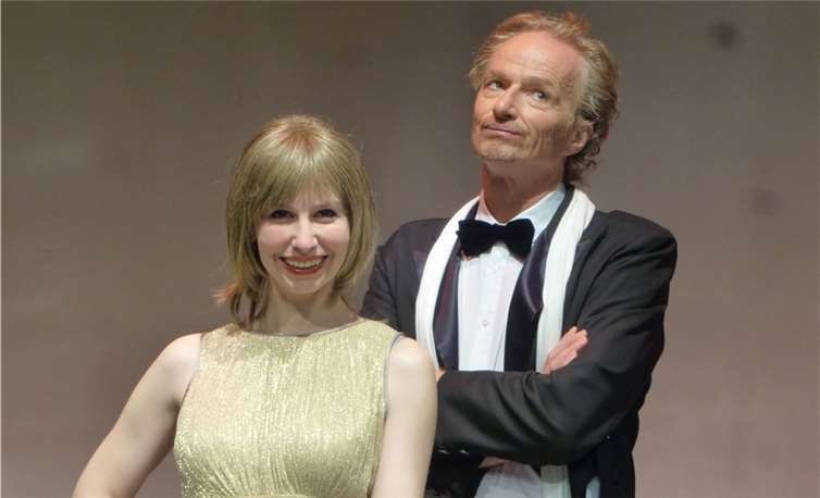 Laurence hat ihrem Ehemann Pierre "etwas zu sagen": Die Komödie „Anderthalb Stunden zu spät“ von Gérald Sibleyras ist im März und April in Lahnstein zu sehen. Stadt Lahnstein