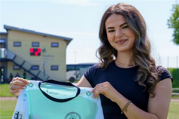 Laureta Crnaveri präsentiert sich mit dem Trikot der SG 99 Andernach.