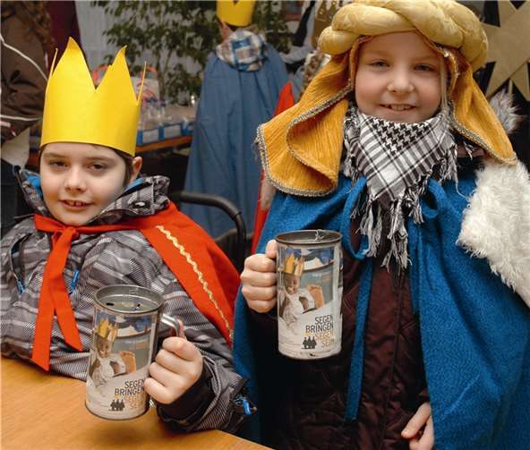 Laurin (10) und Klara (9) mit ihren Sammelbüchsen: „Wir wollen den Kindern in Afrika helfen.“