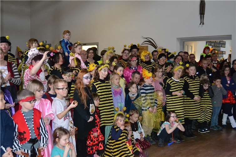 Lauschten alle gebannt den Worten von Prinzessin Heike I. - die zahlreichen Gäste der Kinderparty der JAG Mayen.