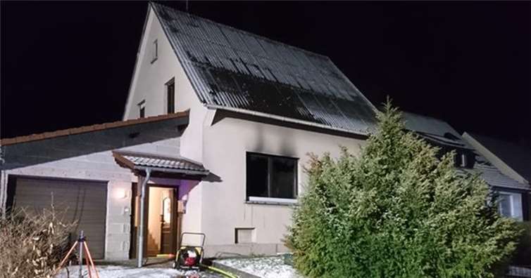 Laut Feuerwehr, soll ein ausgelöster Brandmelder dem Bewohner das Leben gerettet haben. Foto: Polizei