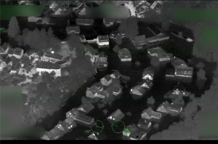 Laut einem Sachverständigen wäre die hohe Strömungsgeschwindigkeit des Wassers in den Hubschrauber-Lichtbildern während der Flutnacht erkennbar gewesen. Quelle: Polizei RLP