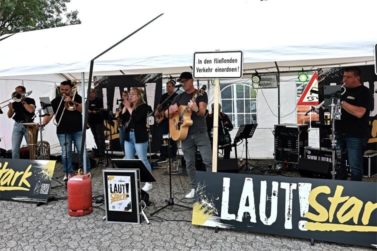 „Laut!Stark“: Mit fetziger Musik lässt die Band die Kirmes am Montagabend ausklingen