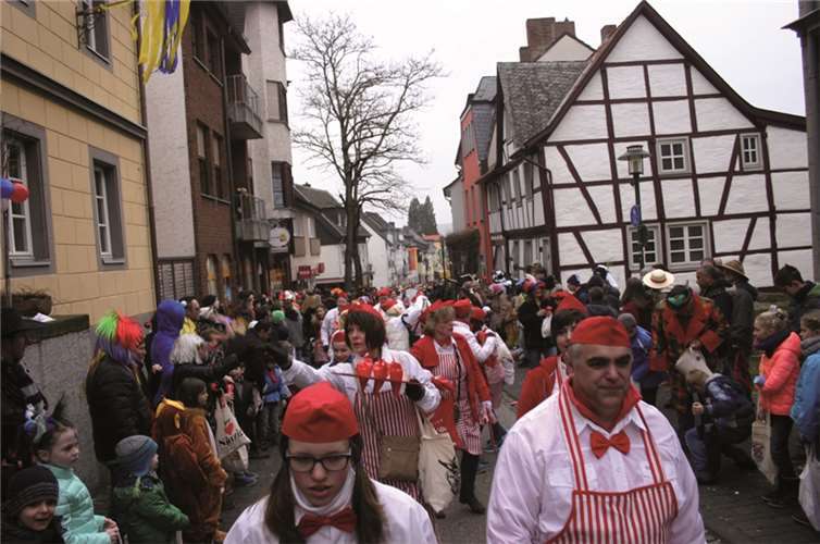 Laute leckere Süßigkeiten wurde an die vielen Besucher am Straßenrand verteilt.RÜ