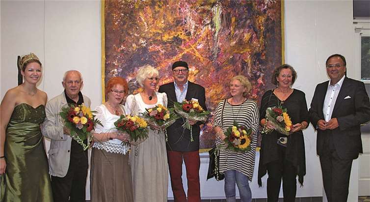 Lauter frohe Vernissage-Gesichter: Brunnenkönigin Anne I. (v. l.), Klaus Marek, Erika Weißenhagen, Hilla Hildebrand Walter Buhr, Waltraud Kolarov und Bernd Weidenbach.HG