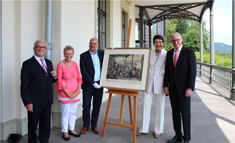Lauter zufriedene Gesichter bei der Bildübergabe: Karl-Heinz und Hildegard Güttes (v. l.), Museumsleiter Dr. Oliver Kornhoff, GFF-Vorsitzende Ulrike Börger und KSK-Vorsitzender Dieter Zimmermann. - HG -