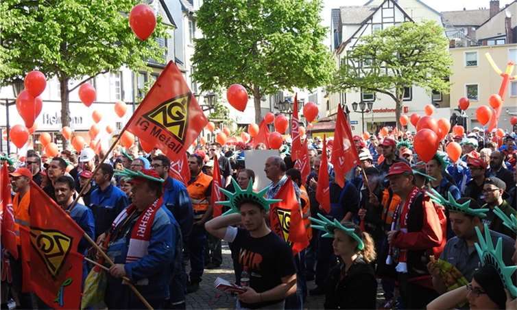 Lautstark und einheitlich demonstrierten die Arbeitnehmer für eine Lohnerhöhung.