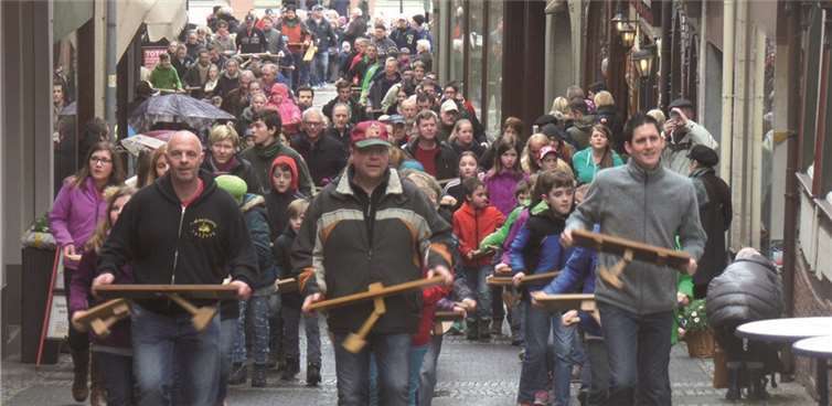 Klappern, wenn die Glocken schweigen Lautstark und nicht zu übersehen zogen wieder über 200 Klapperjungen und –mädchen durch Linz. STUKO